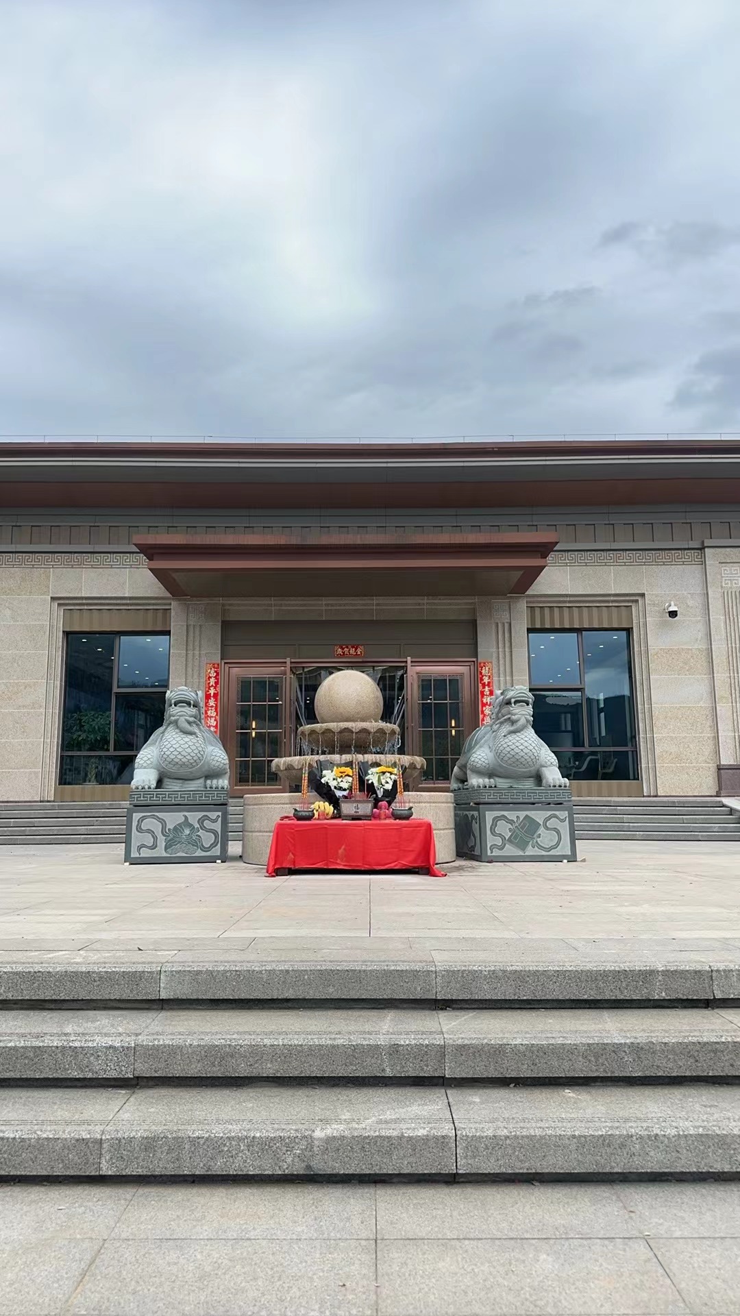 熱烈祝賀重慶龍龜山風(fēng)水球安裝落成